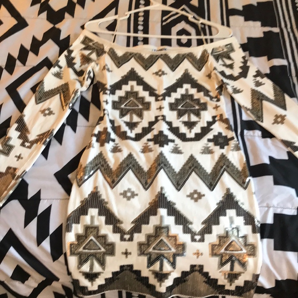 Off shoulder Tribal print sequence